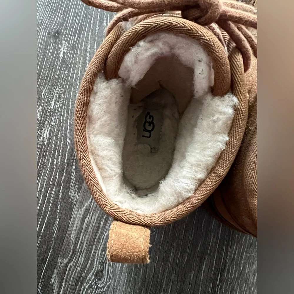 UGG Chestnut Neumel Lined Boots Kids‎ size 6